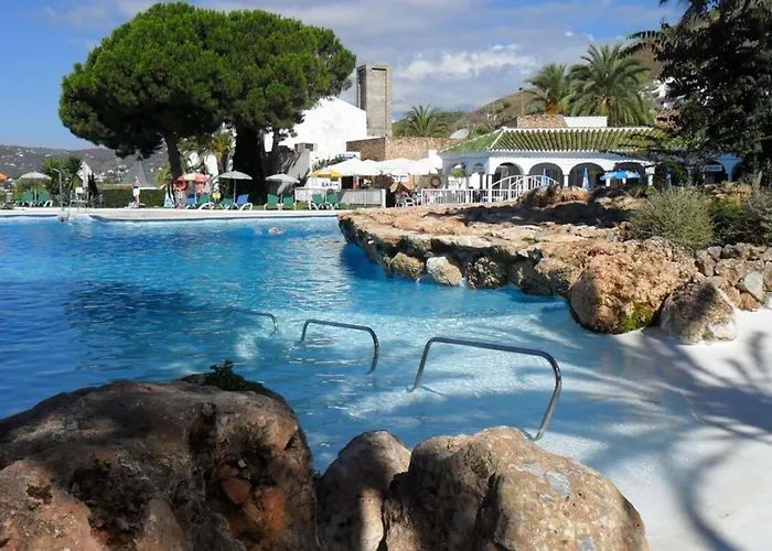 Los Crisantemos Family House With Garden And Pool