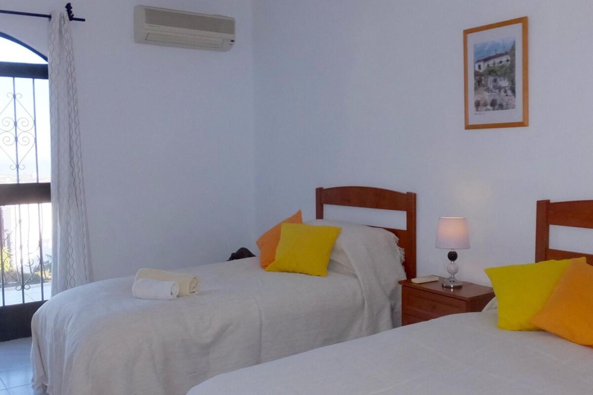 Crisantemos Family House With Garden And Pool Сasa de vacaciones