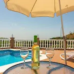 VILLA ANDALUCÍA: cerca de todo, intimidad y espacio