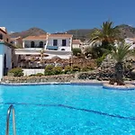 New Boho Home With Balcony, Private Garden And Communal Pool