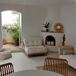 New Boho Home With Balcony, Private Garden And Communal Pool