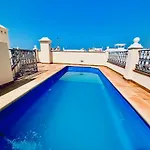 Ático con piscina privada en el corazón de Nerja!