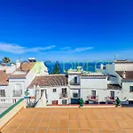 Bright 2-Bedroom Apartment With Private Patio And Communal Roof Terrace In Centr