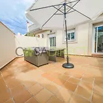 Bright 2-Bedroom Apartment With Private Patio And Communal Roof Terrace In Centr
