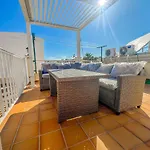 Bright 2-Bedroom Apartment With Private Patio And Communal Roof Terrace In Centr