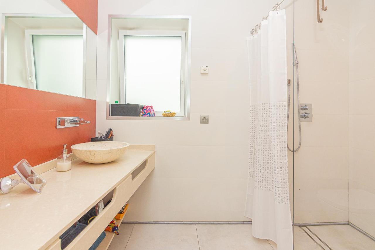 Con Piscina Privada En Calle Carabeo Nerja