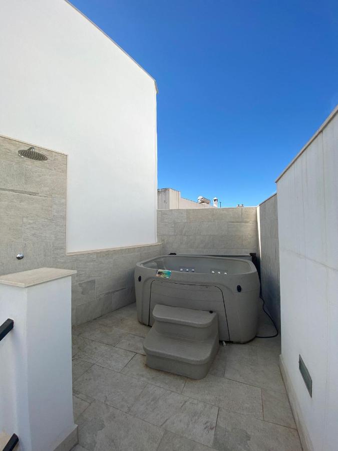 New Townhouse In The Heart Of With Jacuzzi Holiday home