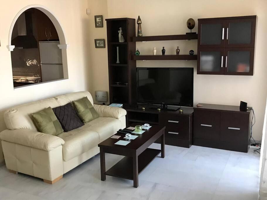 Stunning 2-bed House In W. Pool, A/c, Garage Holiday home