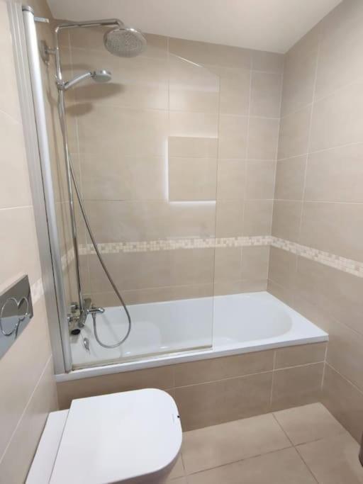 First Line With 3 Bedrooms And Parking,