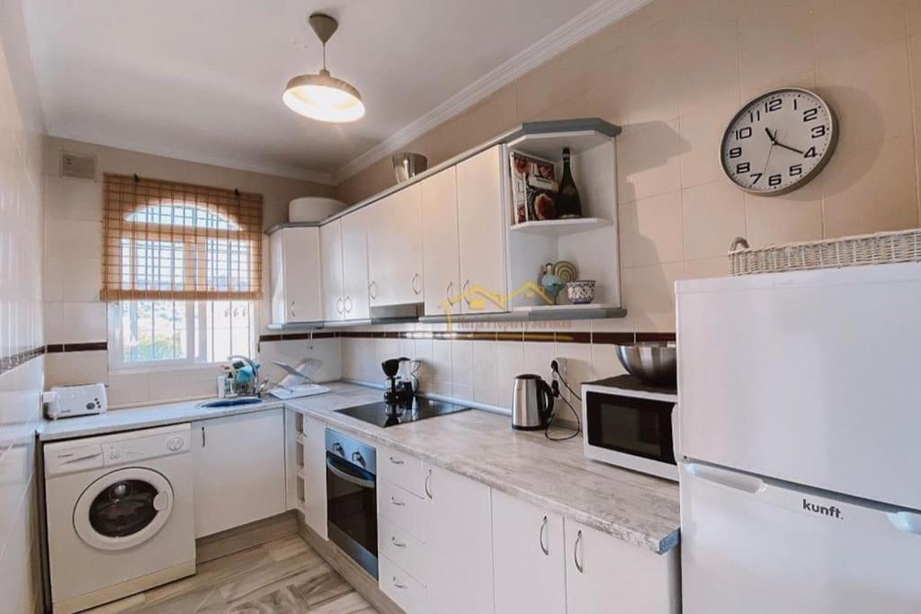 Beautiful Views, Pool & Just 10min To The Holiday home *