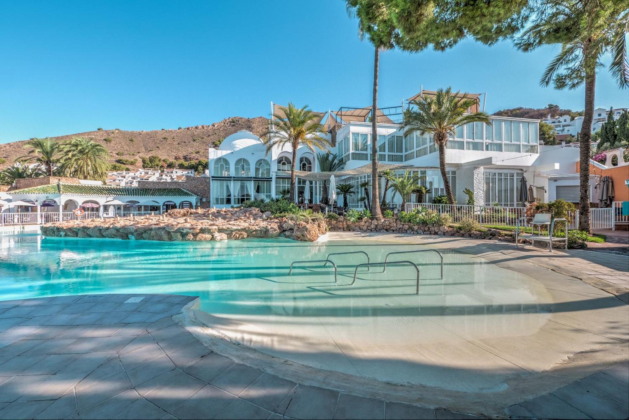 Apartamento Renovated With Nerjas Biggest Pool Nerja