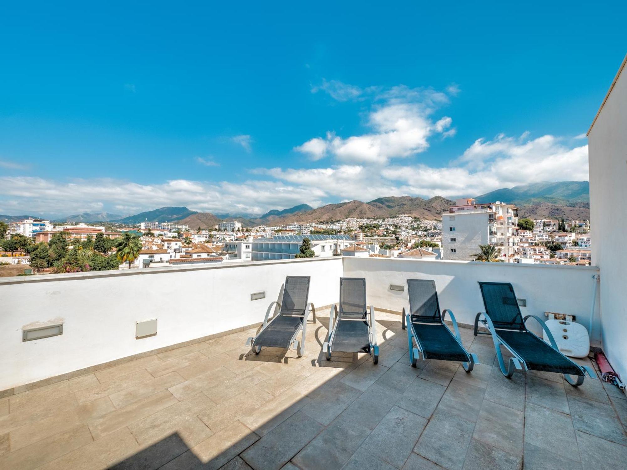 Modern With Location Parador, *