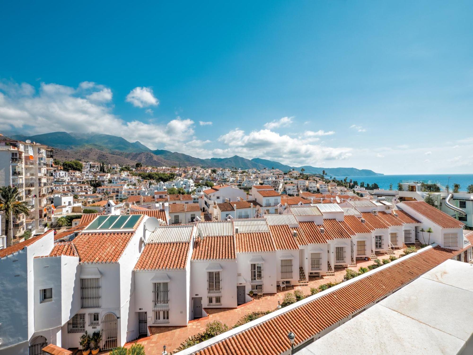 Modern With Location Parador, *