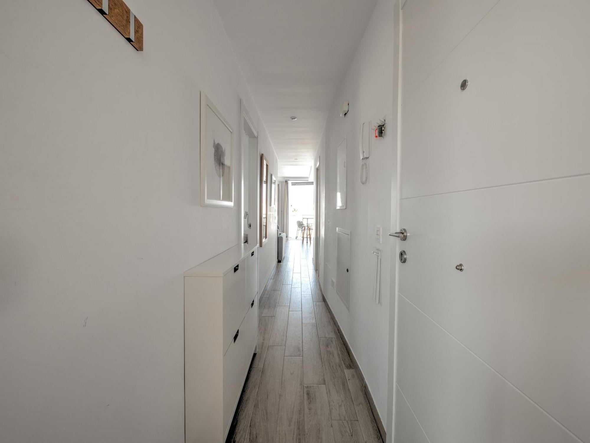 Modern With Location Parador, *