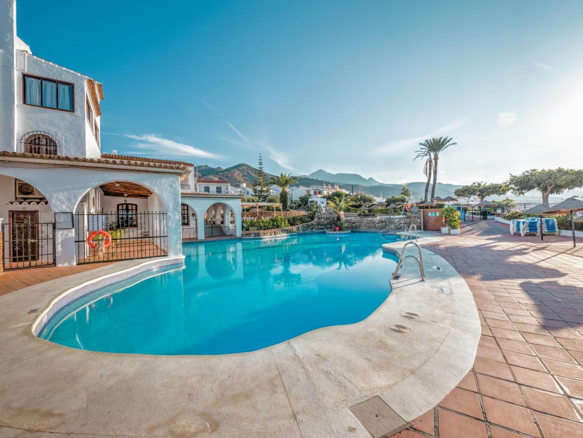 Сasa de vacaciones Townhouse In Capistrano Village With 2 Pool Areas Nerja
