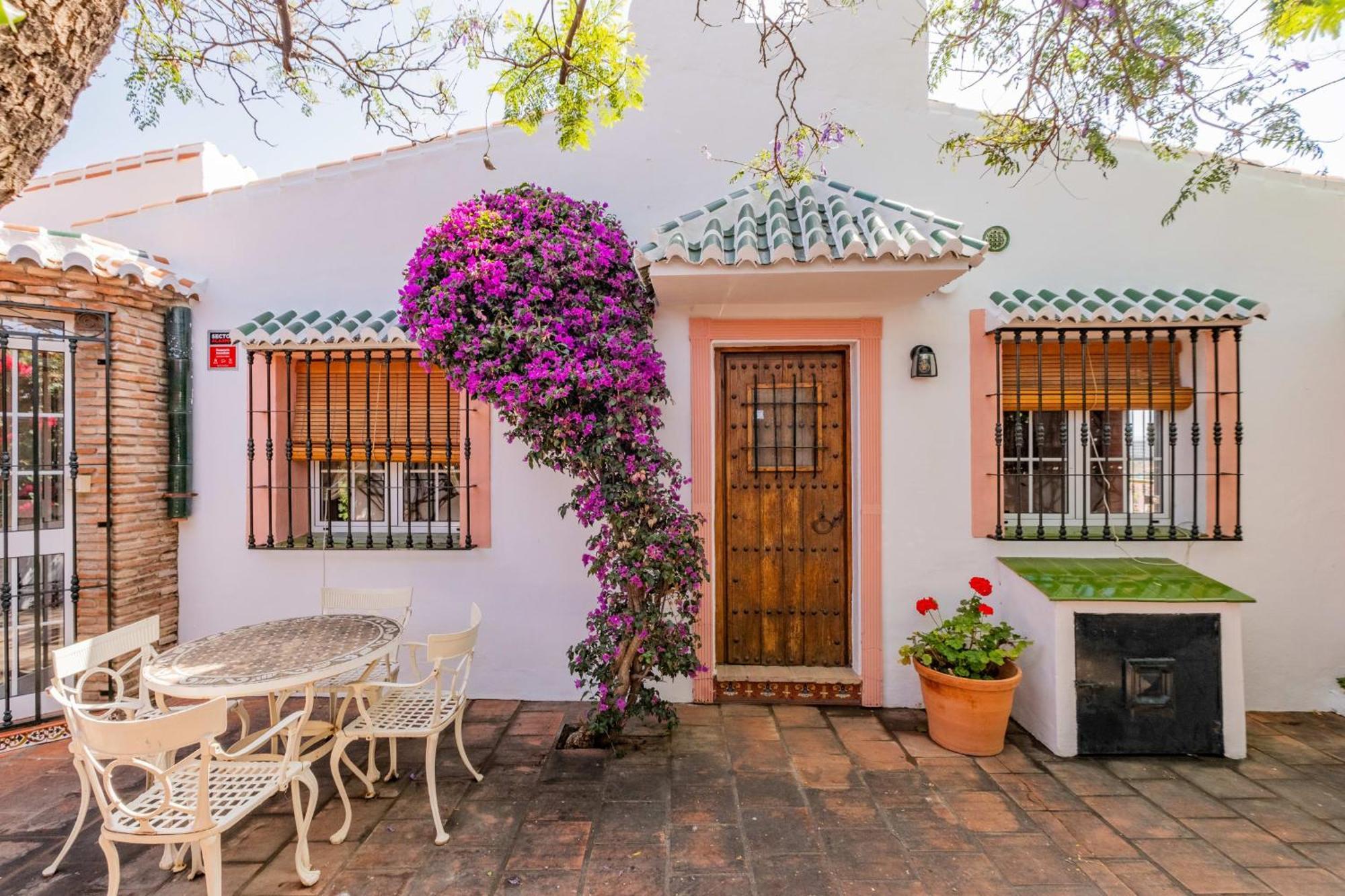 Casa de férias Charming House With Private Pool And Garden