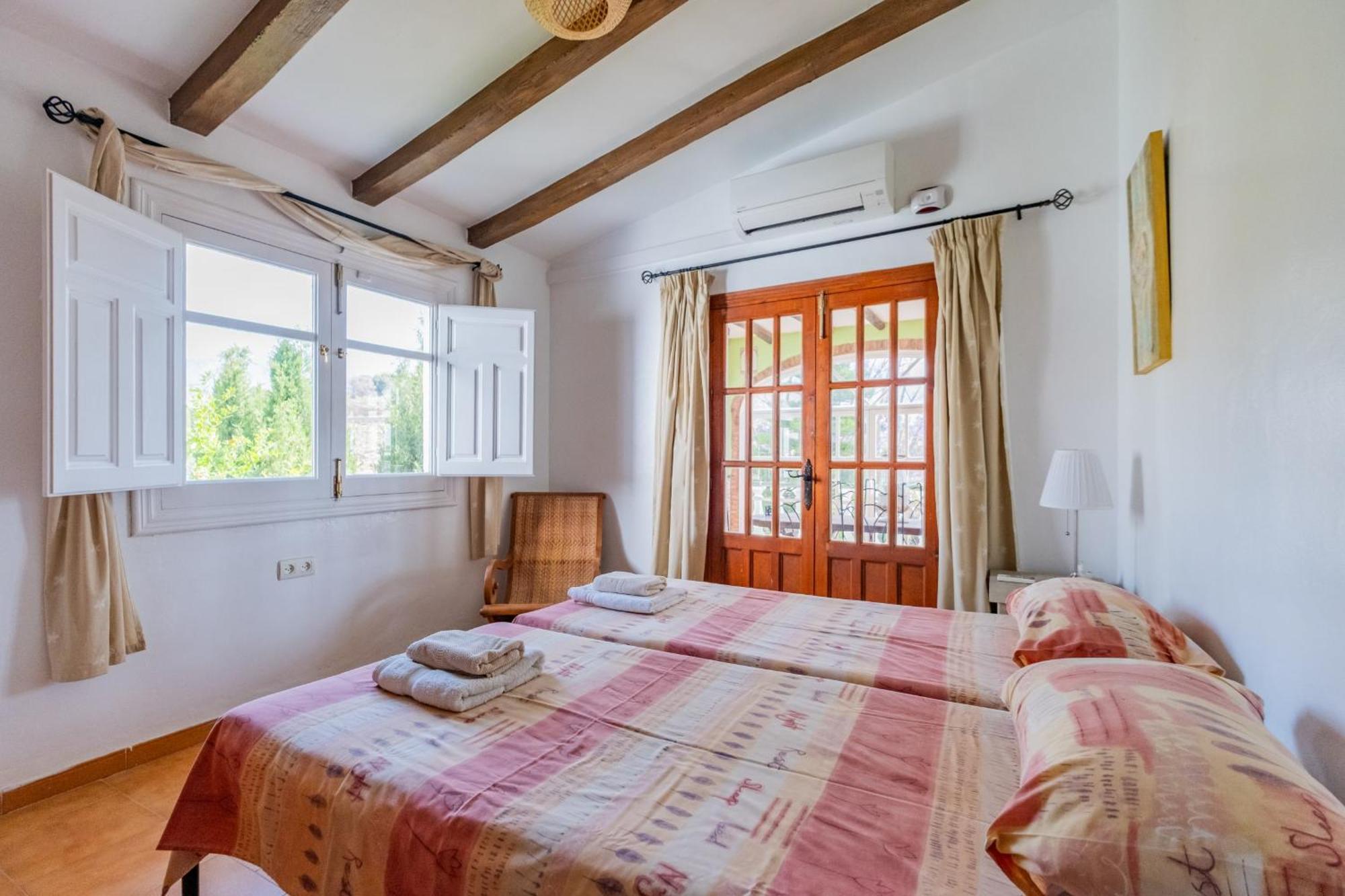 Casa de férias Charming House With Private Pool And Garden