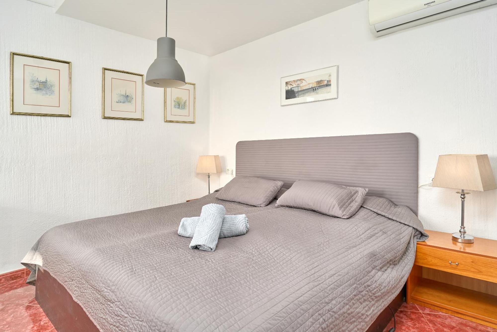 Spectacular Sea Views, 2 Bed,2 Bath *