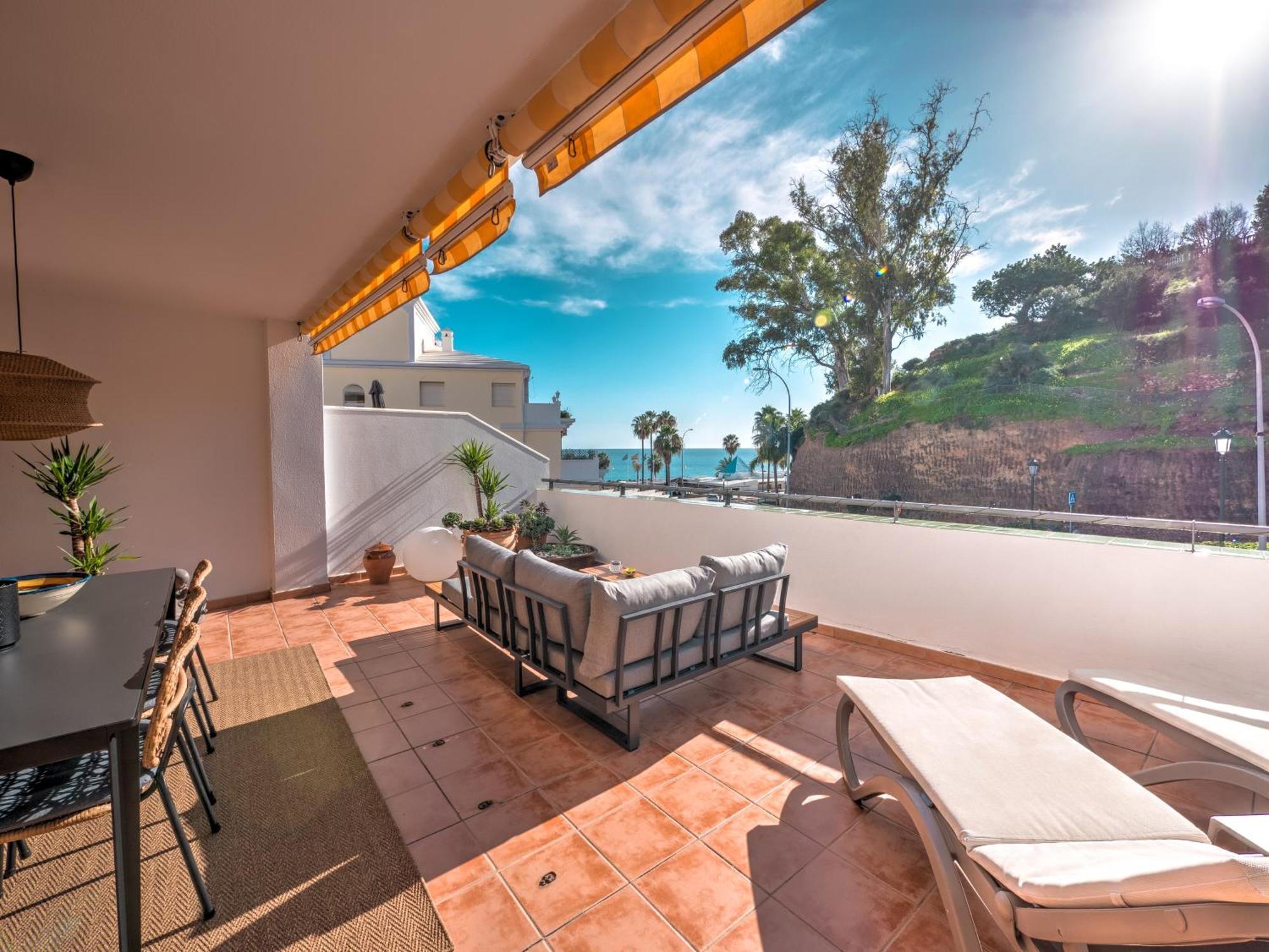 Beachfront With Sea View At Burriana Beach, Apartamento Nerja