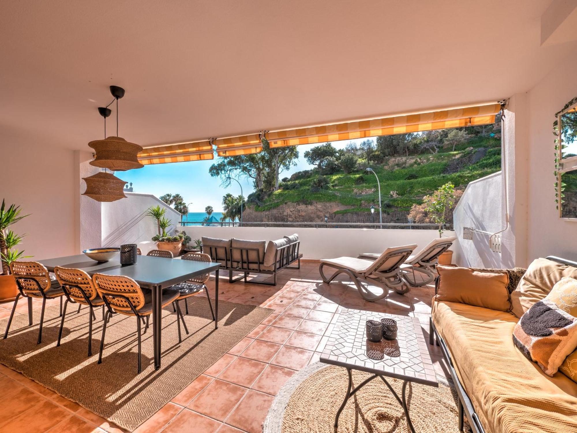 Beachfront With Sea View At Burriana Beach, Apartamento Nerja