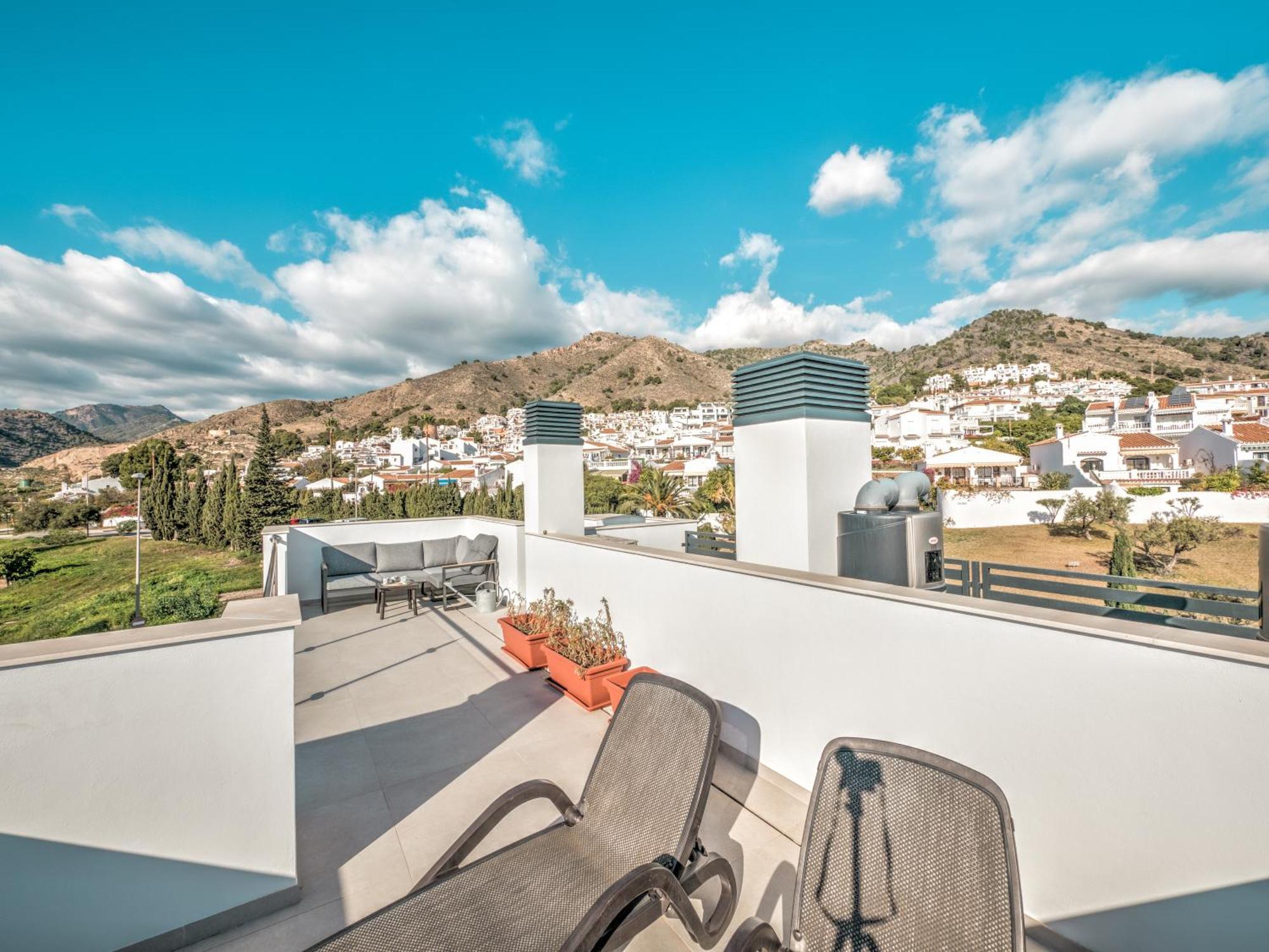 Luxurious Townhouse With View, 3 Terraces And Pool Casa de férias Nerja
