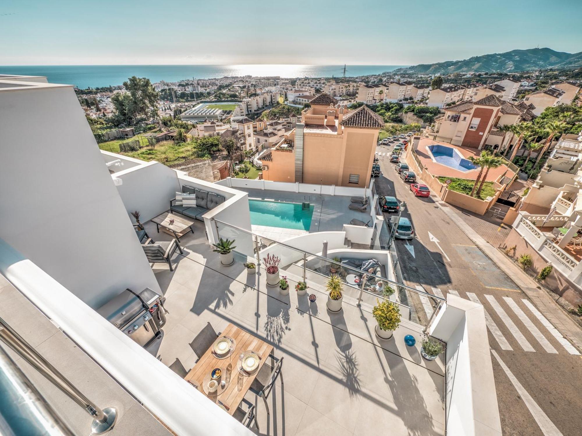 Luxurious Townhouse With View, 3 Terraces And Pool