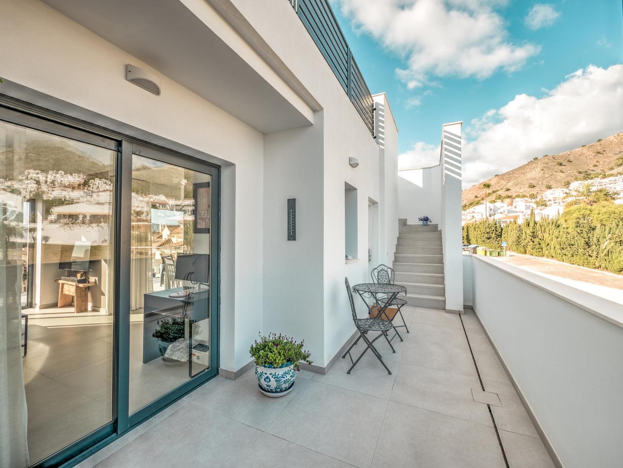 Luxurious Townhouse With View, 3 Terraces And Pool *