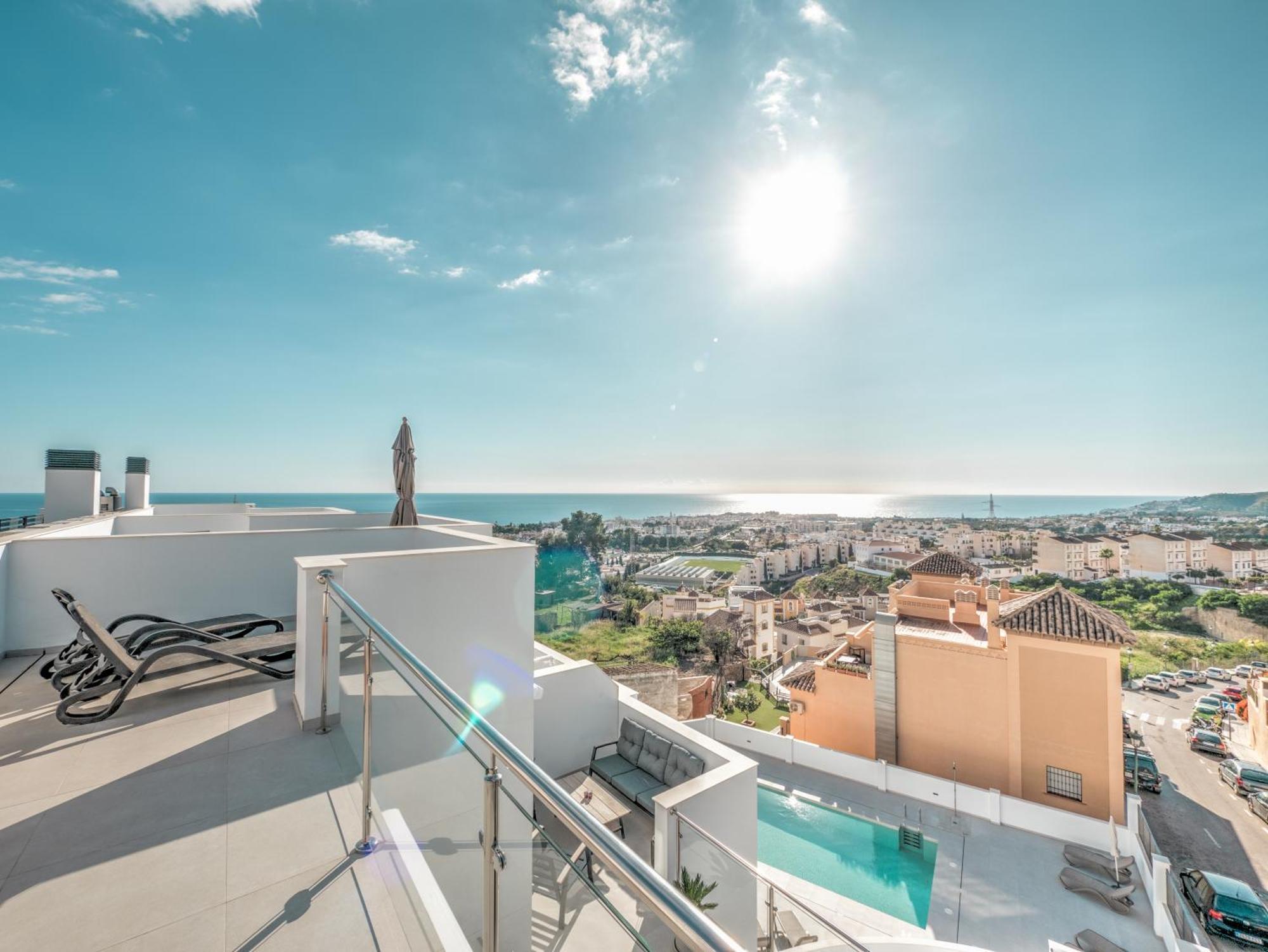 Luxurious Townhouse With View, 3 Terraces And Pool * Nerja