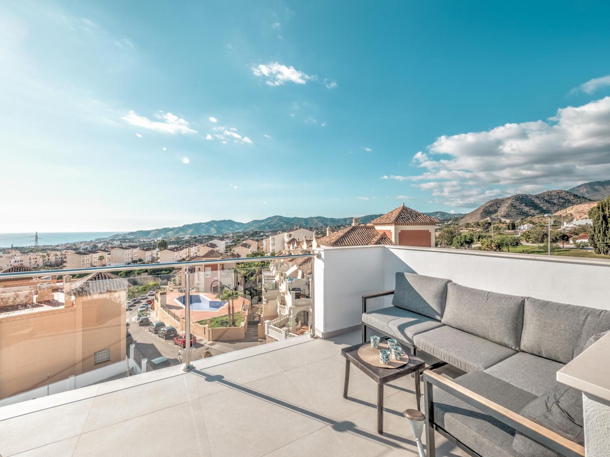 Luxurious Townhouse With View, 3 Terraces And Pool Casa de férias Nerja