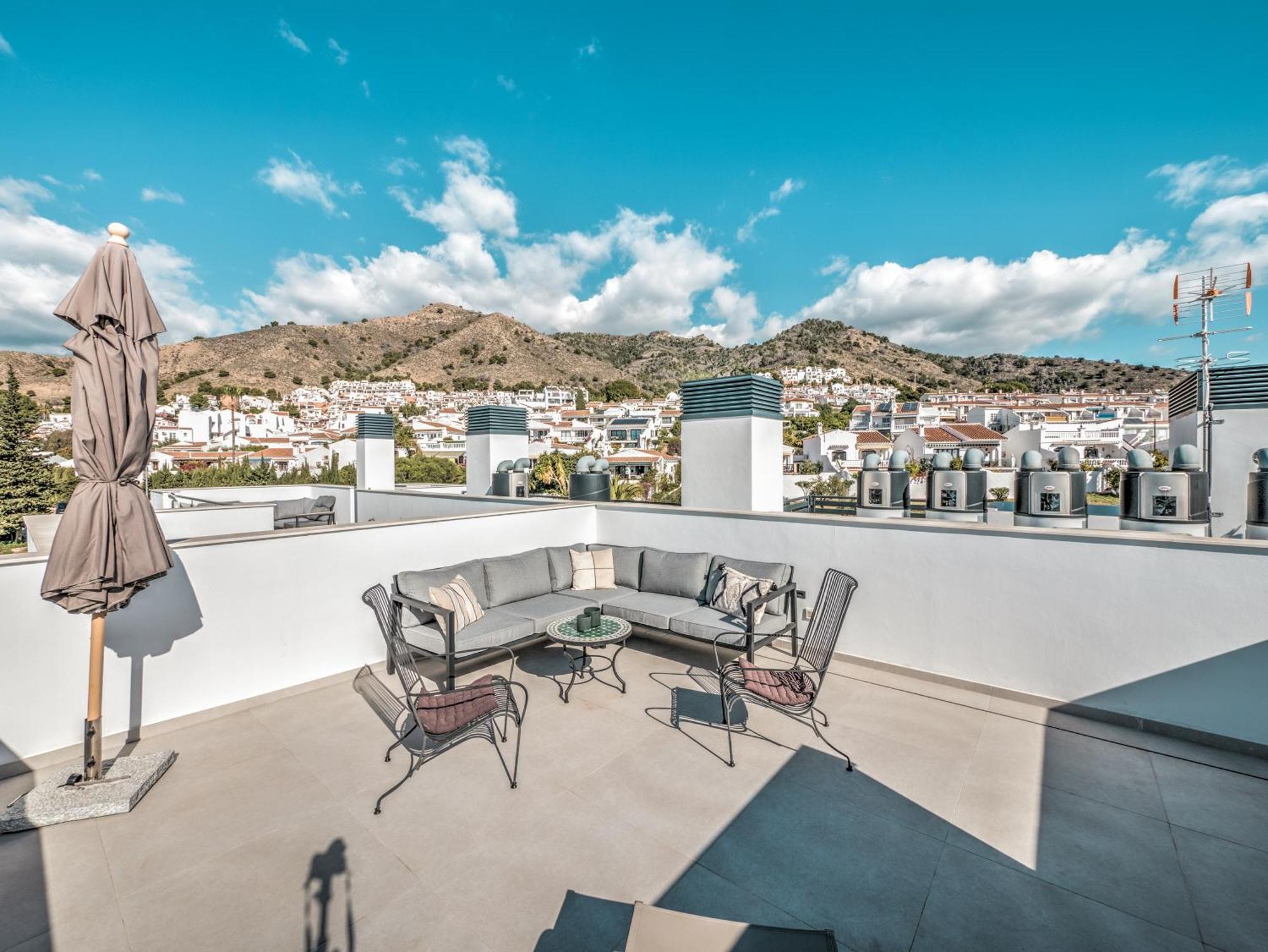 Modern Townhouse With 3 Terraces, Pool And Views *