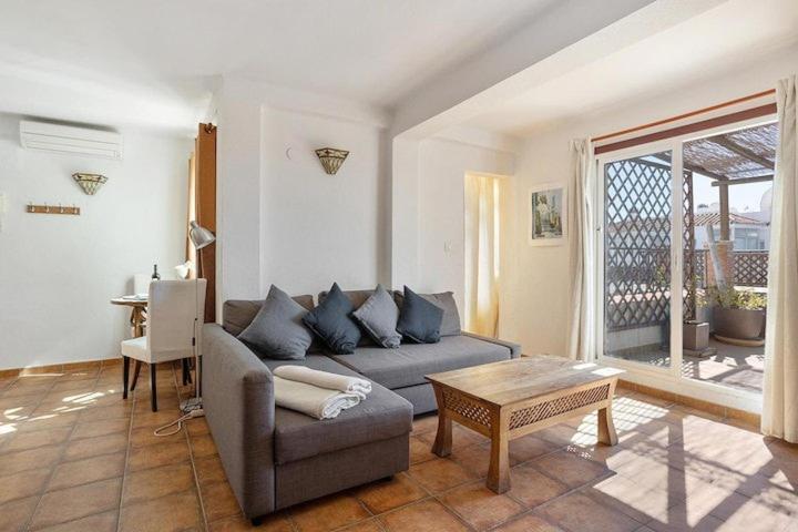 1 Bedroom Penthouse With Pool Access, Centre Apartment *