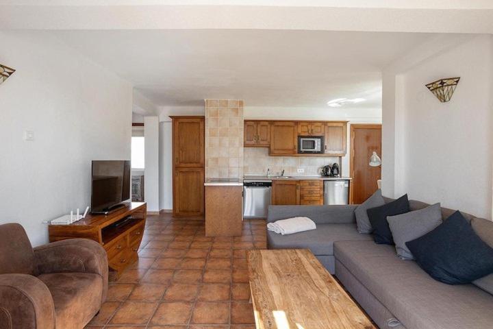 1 Bedroom Penthouse With Pool Access, Centre Apartment