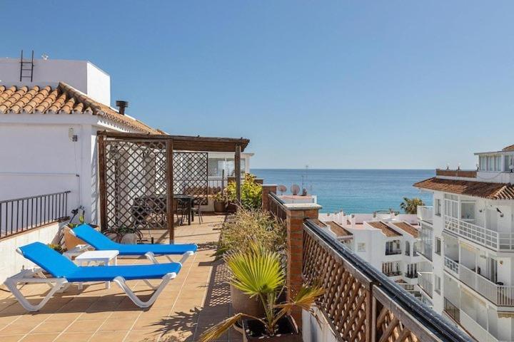 1 Bedroom Penthouse With Pool Access, Centre Apartment *