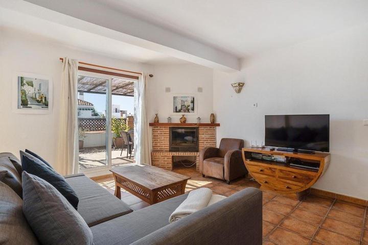 1 Bedroom Penthouse With Pool Access, Centre Apartment Nerja