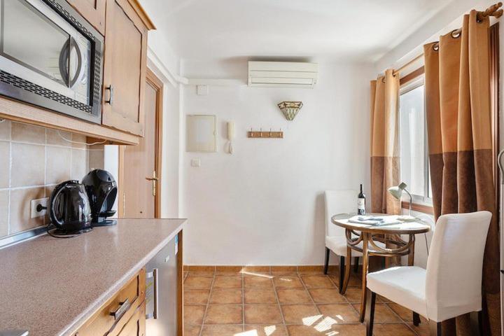 1 Bedroom Penthouse With Pool Access, Centre *