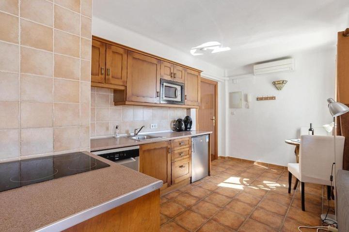 1 Bedroom Penthouse With Pool Access, Centre