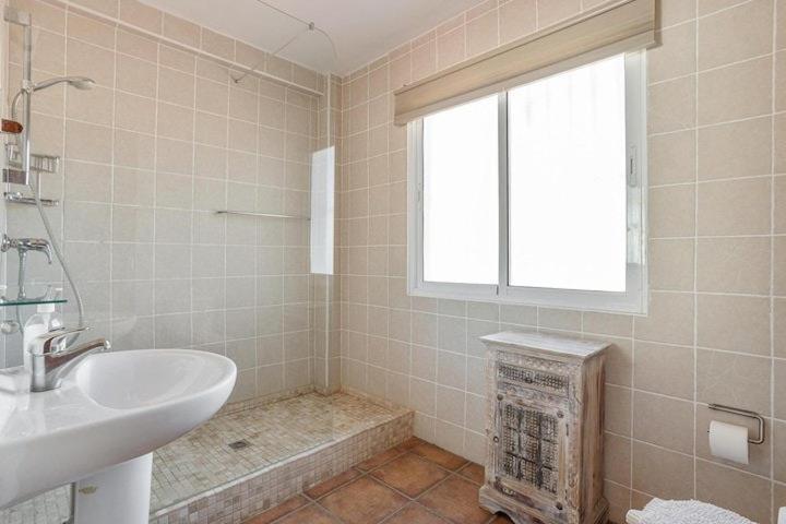 1 Bedroom Penthouse With Pool Access, Centre Apartment