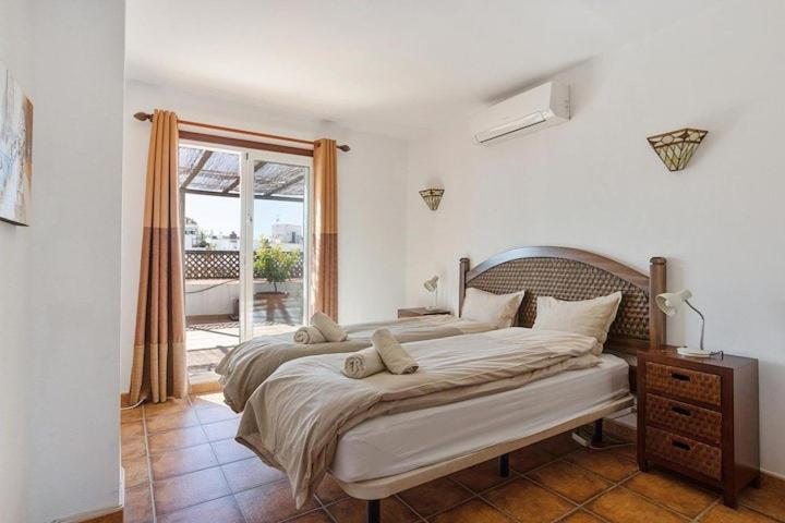 Apartment 1 Bedroom Penthouse With Pool Access, Centre