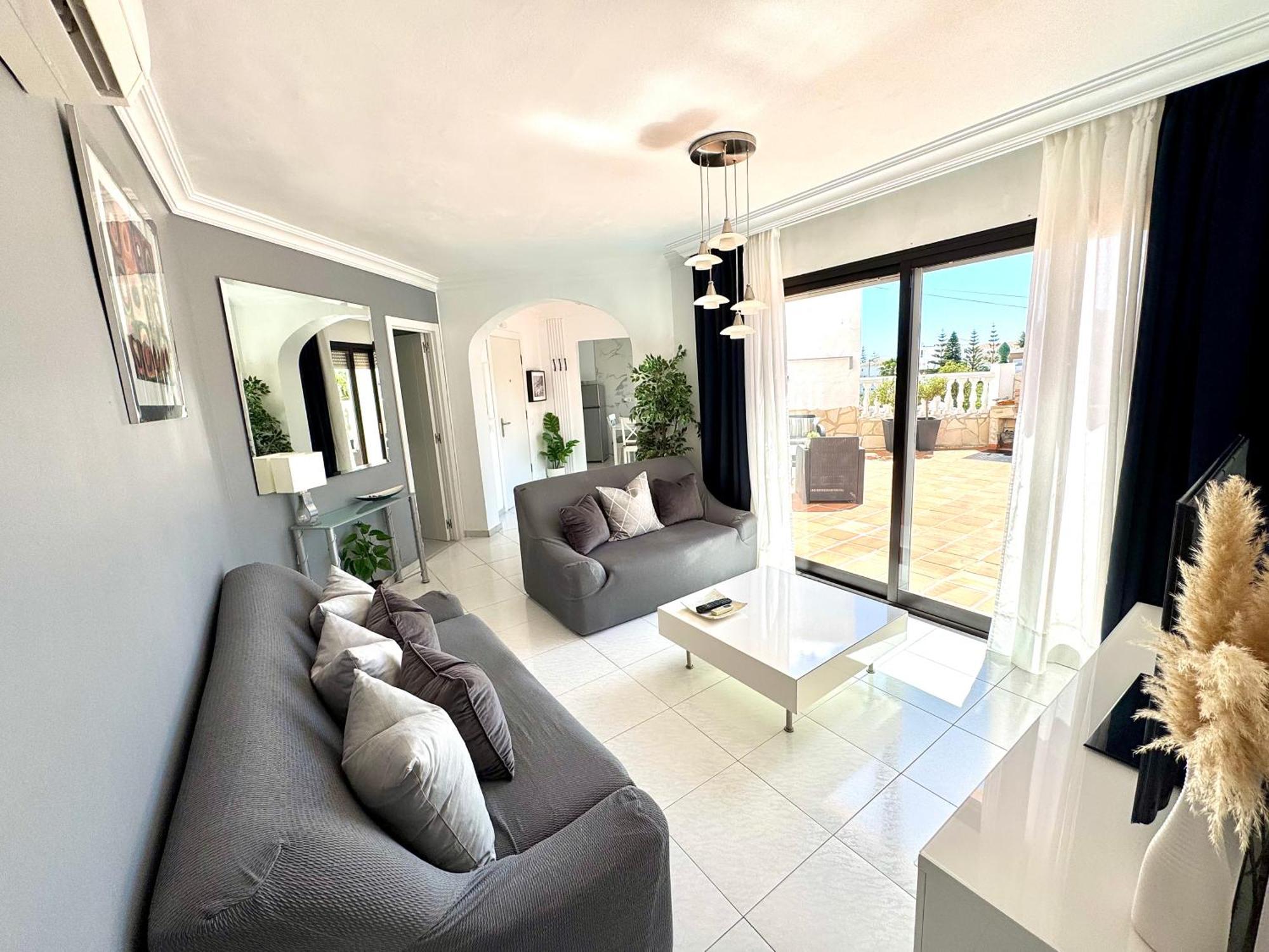 Casa Con Gran Terraza, Muy Luminosa Y En Tranquila Zona Residencial *