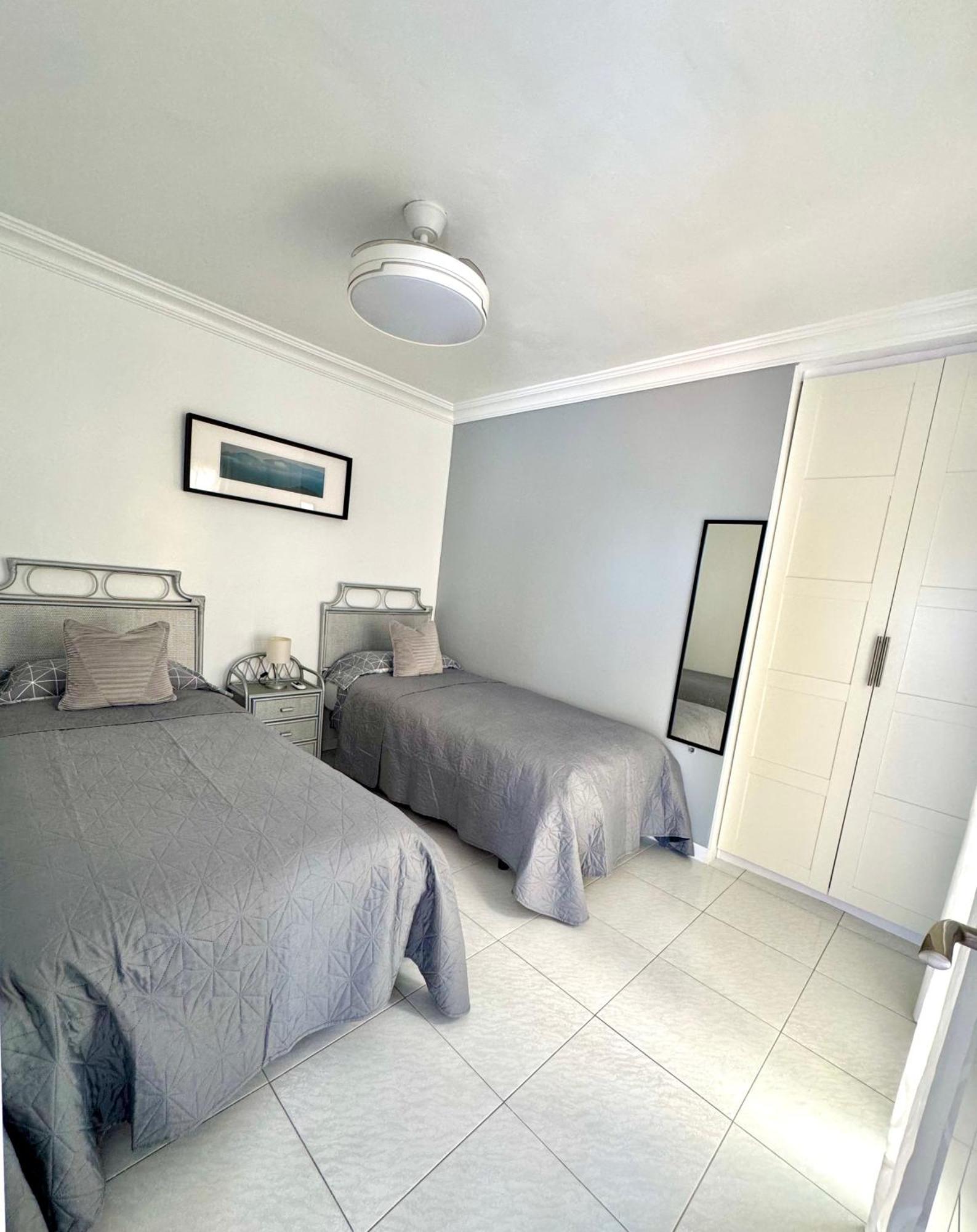 Casa Con Gran Terraza, Muy Luminosa Y En Tranquila Zona Residencial