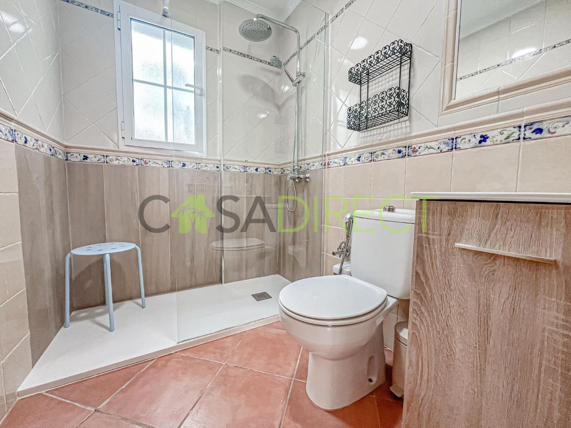 Bright 2-bedroom With Private Patio And Communal Roof Terrace In Centr Nerja