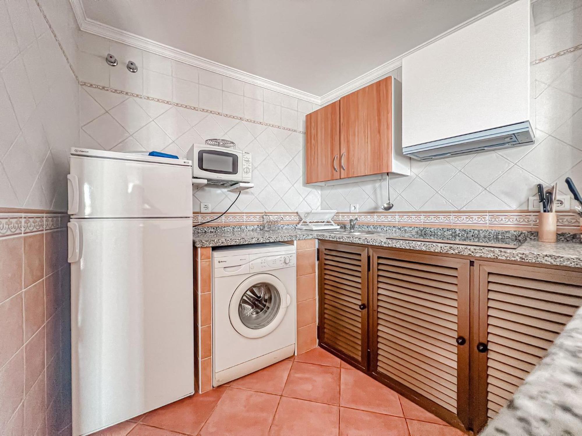Bright 2-bedroom With Private Patio And Communal Roof Terrace In Centr *