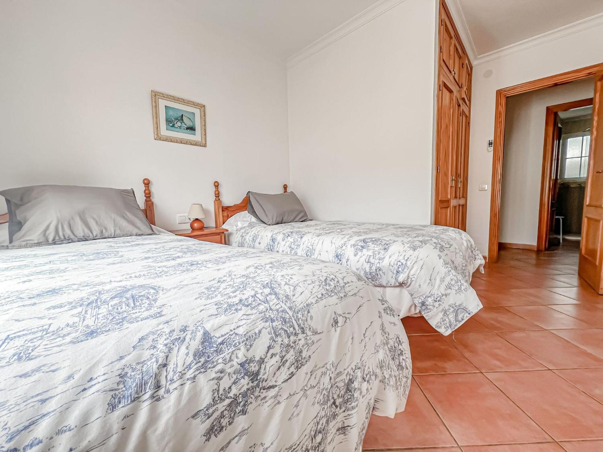 Bright 2-bedroom With Private Patio And Communal Roof Terrace In Centr Apartamento Nerja