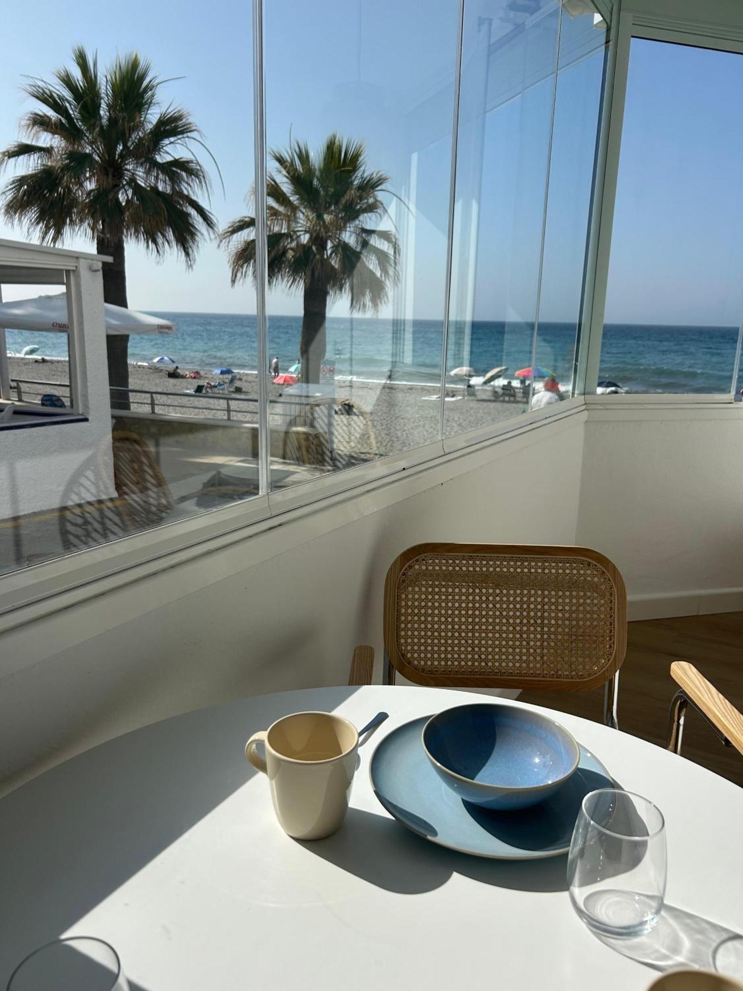 Seashore - A La Orilla Del Mar En