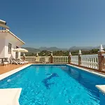 VILLA ANDALUCÍA: cerca de todo, intimidad y espacio