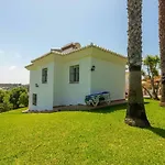 VILLA ANDALUCÍA: cerca de todo, intimidad y espacio