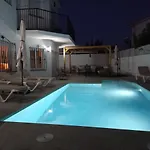Preciosa Villa con piscina y jardín