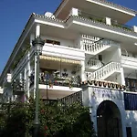 Little Lola, Carabeo Nerja
