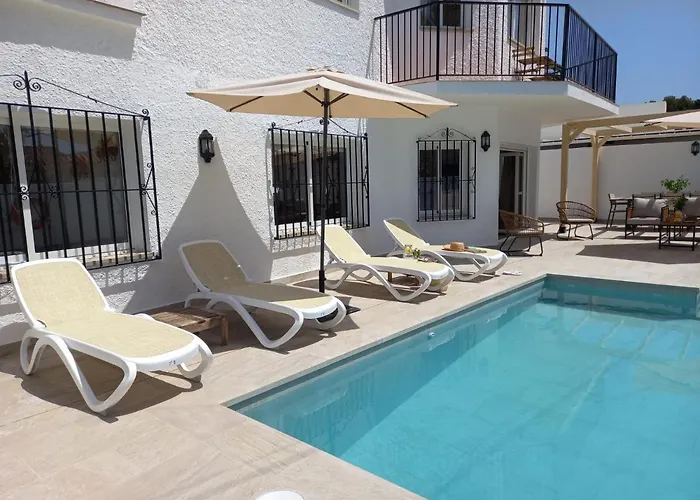 Preciosa Villa con piscina y jardín