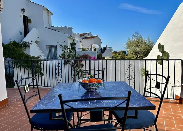 Casa con terraza y hermoso jardín comunal
